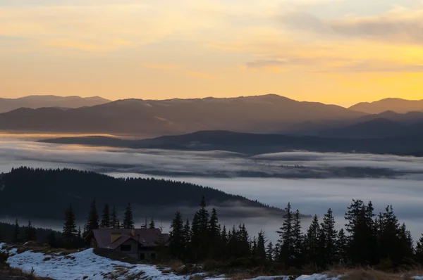 Höst i Karpaterna. Dimmiga landskap Royaltyfria Stockbilder