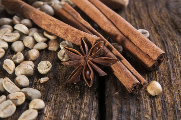 Gröna kaffebönor med kryddor — Stockfoto