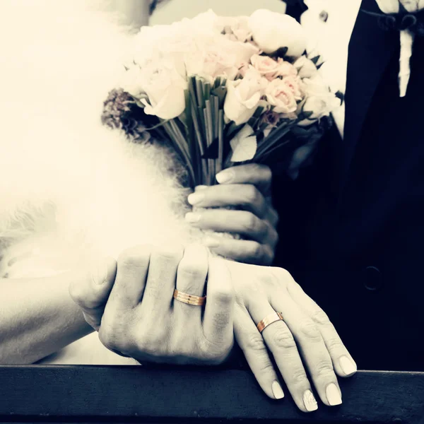 Handen met trouwringen — Stockfoto
