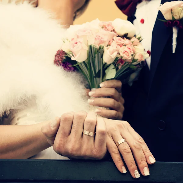 Manos con anillos de boda —  Fotos de Stock