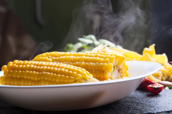 Boabe de porumb fierte la cald pe o farfurie — Fotografie de stoc gratuită