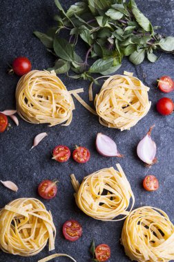 makarna yuva, sebze ve otlar