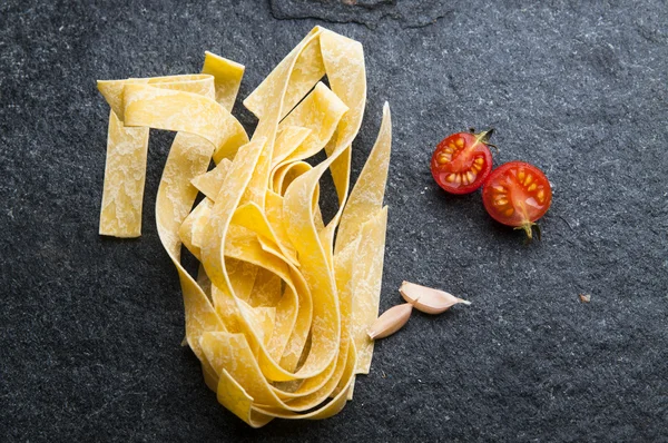 Italienska pappardelle pasta med tomater — Stockfoto