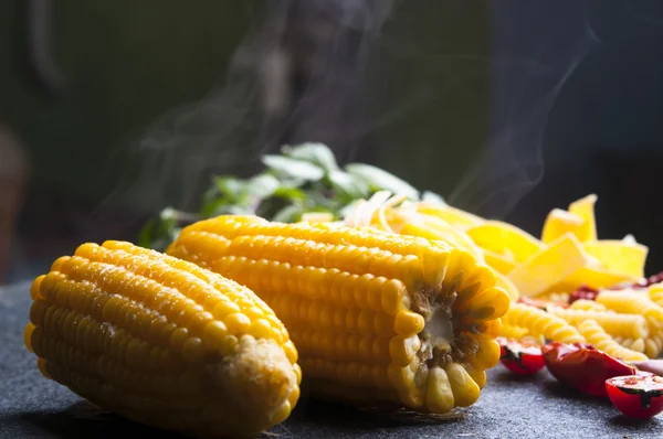 Hot boiled corn cobs — Free Stock Photo