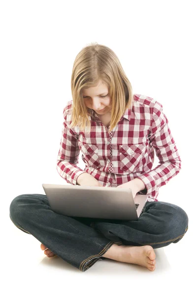 十几岁的女孩使用的便携式计算机 — 图库照片