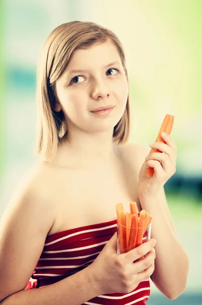 Adolescente menina segurando cenoura — Fotografia de Stock