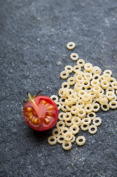 Torra stelline pasta, körsbär tomat — Stockfoto