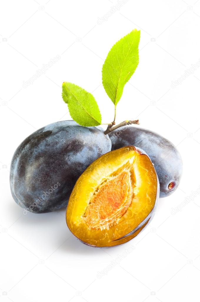 Ripe plums with leaves