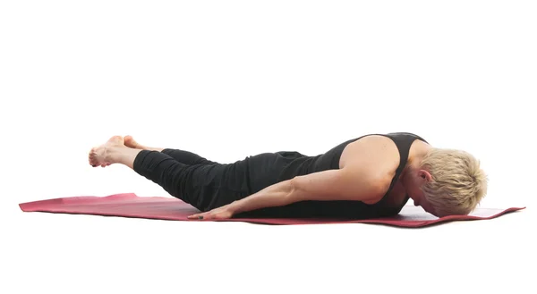Kvinna i Salabhasana yoga Pose — Stockfoto
