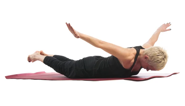 Kvinna i Makarasana yoga Pose — Stockfoto