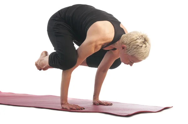 Vrouw in Bakasana yoga Pose — Stockfoto