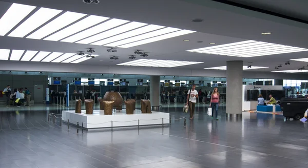 Lárnaka nemzetközi repülőtér terminál hall — Stock Fotó