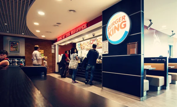 Larnaka Uluslararası havaalanında Burger King. — Stok fotoğraf