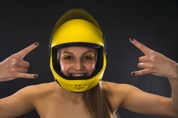 Młoda kobieta spadochroniarz w żółty kask — Zdjęcie stockowe