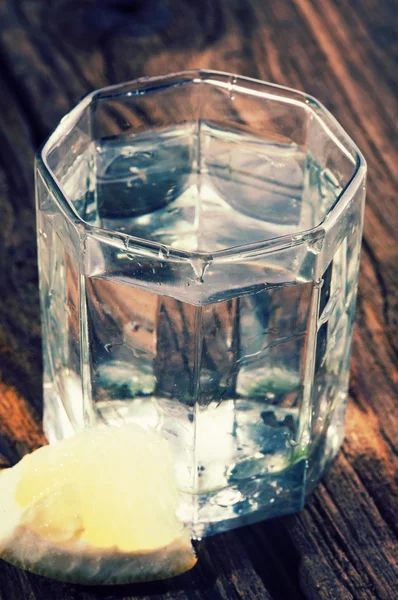 Glas vatten med citron — Stockfoto