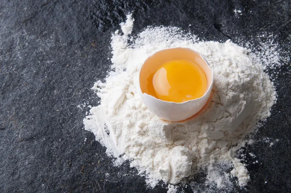 Baking background with egg and flour — Free Stock Photo