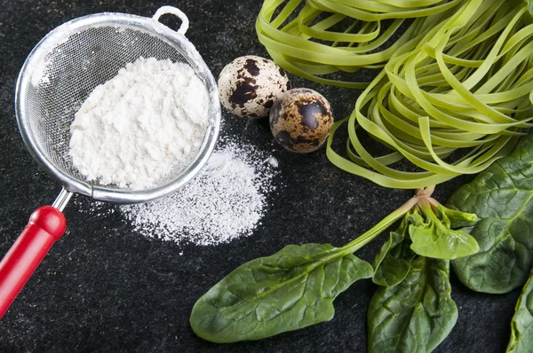 Matlagning spenat Tagliatelle pasta — Stockfoto