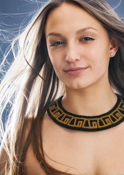 Мода женщина со стеклянными бусами ожерелье — стоковое фото