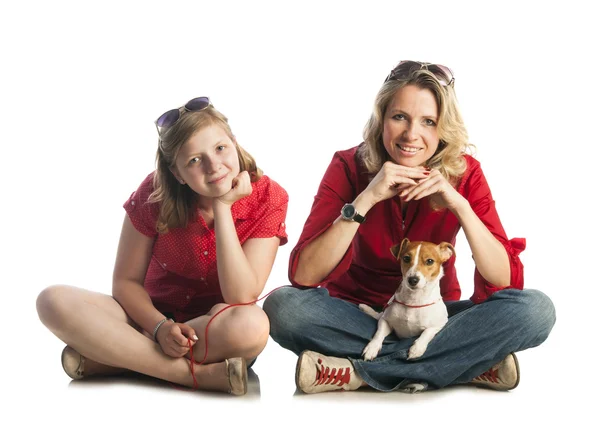 Mulher e menina sentado com filhote de cachorro — Fotografia de Stock