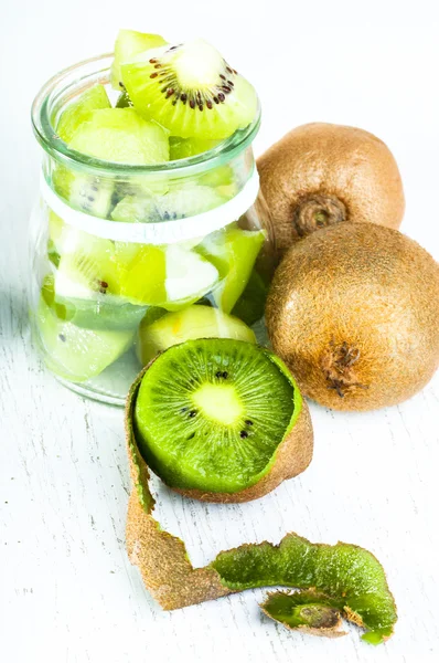 Kiwi frutas em frasco de vidro — Fotografia de Stock