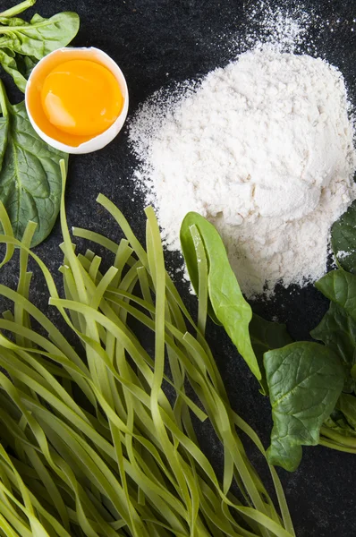 Spinazie Tagliatelle pasta koken — Stockfoto