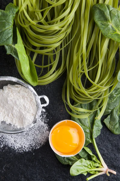 Cuisson épinards Tagliatelle pâtes — Photo gratuite