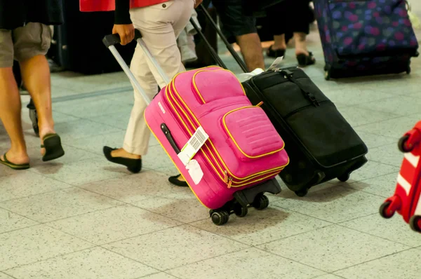 Personnes avec bagages à l'aéroport — Photo