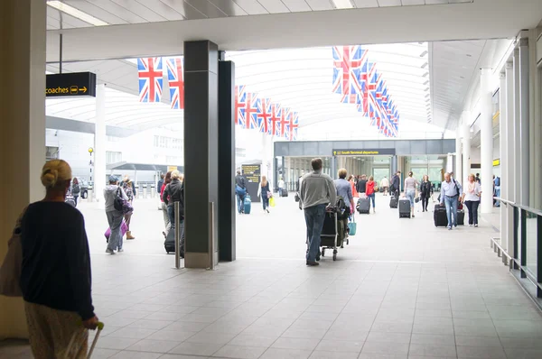 Pessoas na sala de chegada do aeroporto de Gatwick — Fotografia de Stock