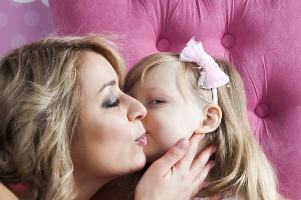 Little girl kissing mother — Stock Photo, Image