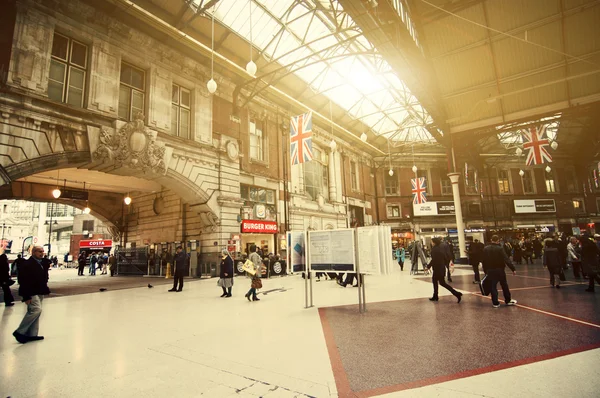 Resenärer på Victoria järnvägsstation i London — Stockfoto