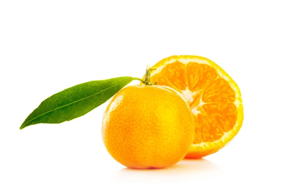 Ripe Tangerines with leaf — Stock Photo, Image
