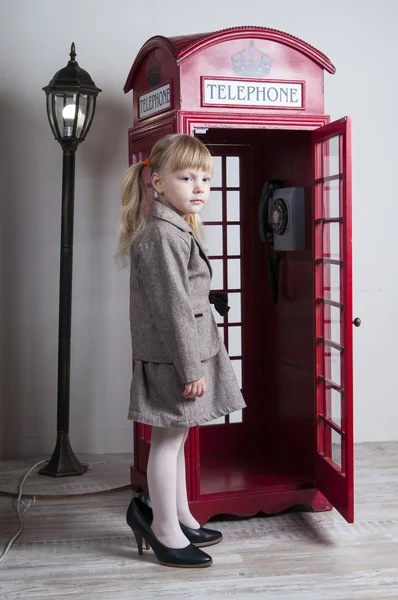 Menina perto da cabine telefónica — Fotografia de Stock