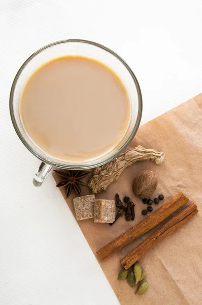 Indischer Masala-Tee mit Gewürzen — Stockfoto