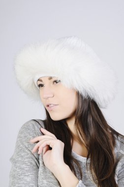 Kış şapkalı güzel genç kadın