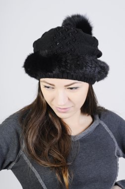 Kış şapkalı güzel genç kadın