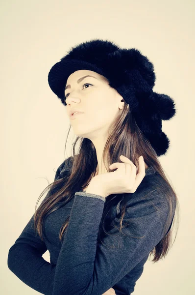 Piękna młoda kobieta w kapeluszu zima — Zdjęcie stockowe
