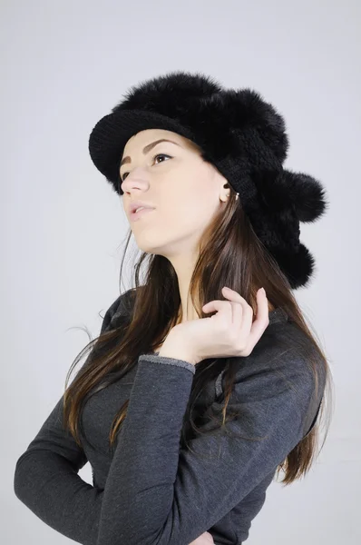 Belle jeune femme en chapeau d'hiver — Photo