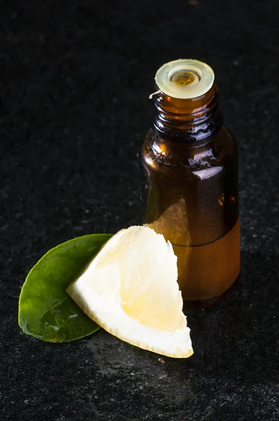 Olio di pompelmo e fetta di agrumi — Foto Stock