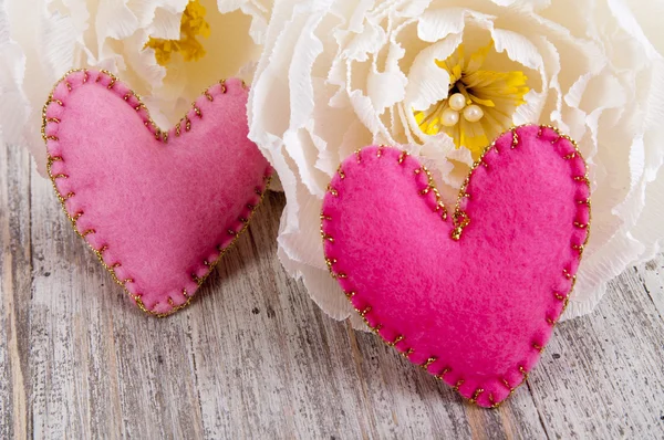 Papierblumen mit Herzen zum Valentinstag — Stockfoto