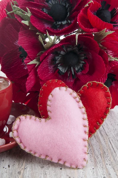 Papieren bloemen met hart voor Valentijnsdag — Stockfoto