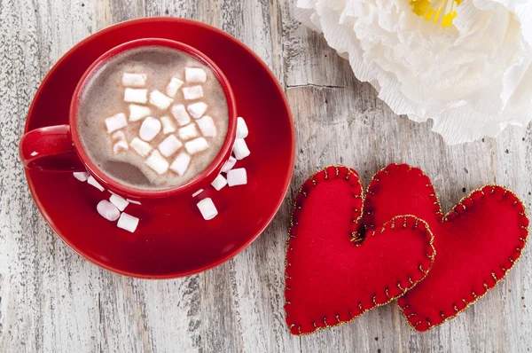 Cacao met marshmallows, papieren bloem en harten — Stockfoto