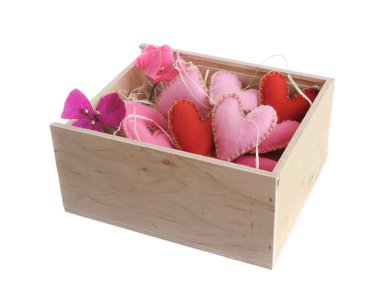 kalp şekilli oyuncaklar ile ahşap kutu