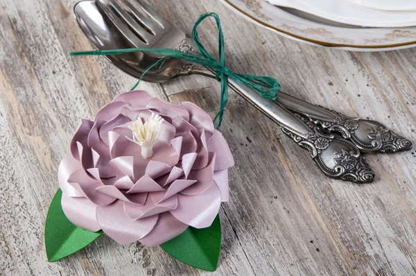 Cenário de mesa de jantar com flor de camélia — Fotografia de Stock