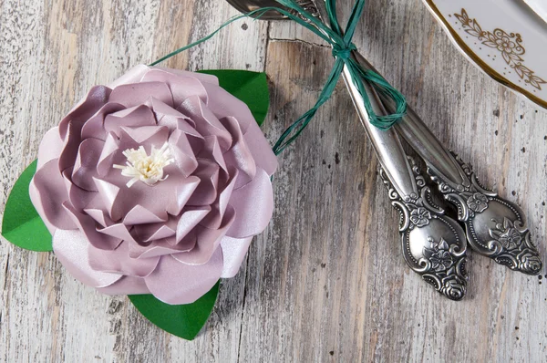 Cenário de mesa de jantar com flor de camélia — Fotografia de Stock