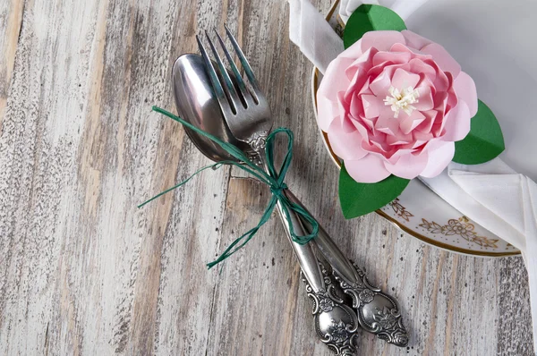 Cenário de mesa de jantar com flor de camélia — Fotografia de Stock