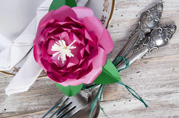 Cenário de mesa de jantar com flor de camélia — Fotografia de Stock