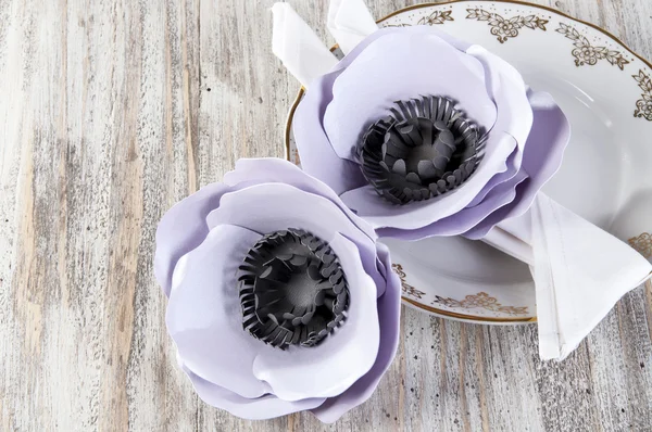 Papieranemonenblumen auf Teller — Stockfoto