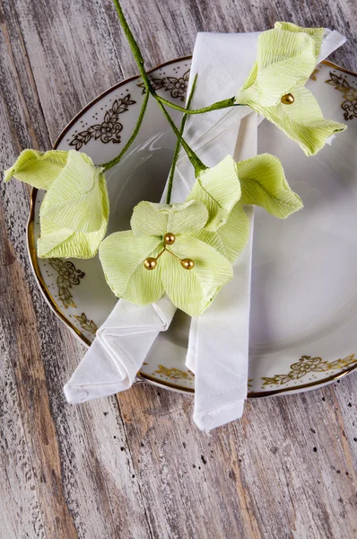 Ρύθμιση τραπέζι φαγητού με λουλούδια και μπουκαμβίλιες — Φωτογραφία Αρχείου
