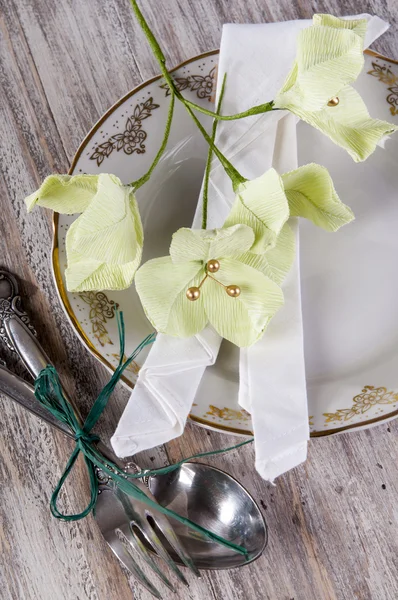 Eettafel instelling met bloemen van bougainvillea — Stockfoto