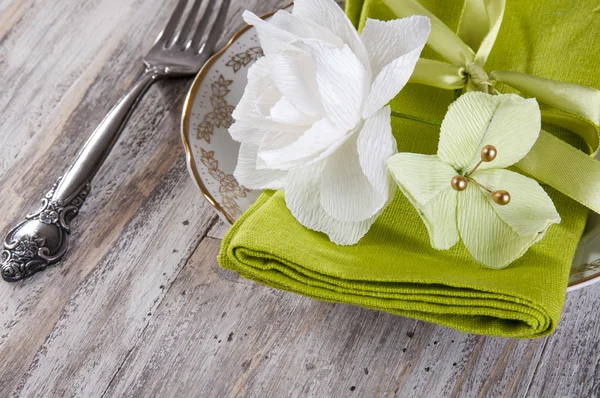 Tavola da pranzo apparecchiata con Gardenia e bouganvillea — Foto Stock